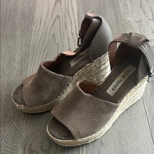 Women’s size 6 Steve Madden Taupe Suede Espadrille Wedge Sandals